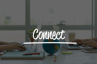 Ofiste dizüstü bilgisayarlarda çalışan iki iş adamları