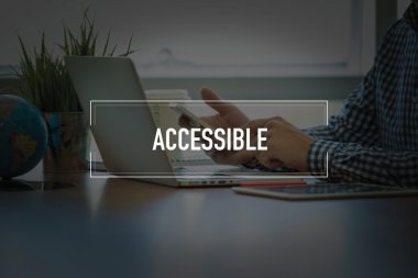 Masa başında otururken Smartphone kullanan adam