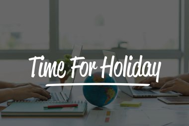 Ofiste dizüstü bilgisayarlarda çalışan iki iş adamları