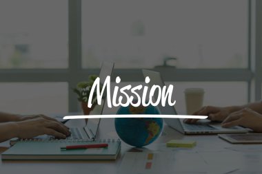 Ofiste dizüstü bilgisayarlarda çalışan iki iş adamları