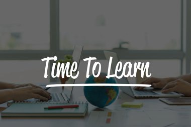 Ofiste dizüstü bilgisayarlarda çalışan iki iş adamları