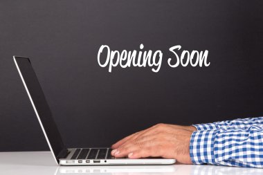 Dizüstü bilgisayarda erkek eli