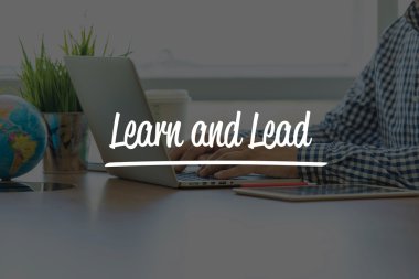 işadamı ofis dizüstü bilgisayar ile çalışma