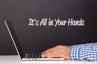 Dizüstü bilgisayarda erkek eli