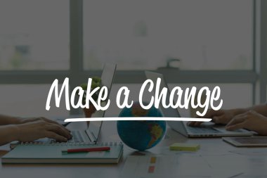 Ofiste dizüstü bilgisayarlarda çalışan iki iş adamları