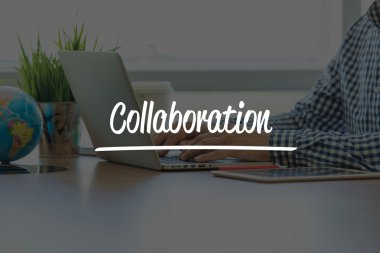 işadamı ofis dizüstü bilgisayar ile çalışma