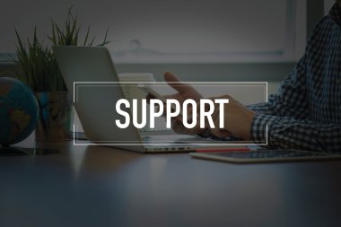 Masa başında otururken Smartphone kullanan adam