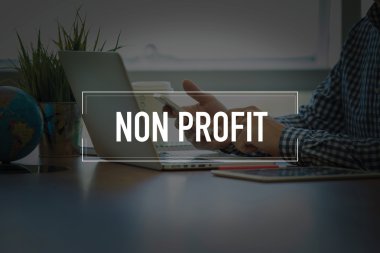 Masa başında otururken Smartphone kullanan adam