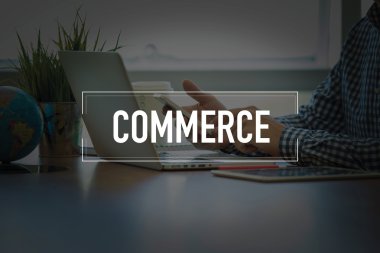 Masa başında otururken Smartphone kullanan adam