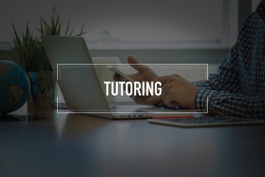 Masa başında otururken Smartphone kullanan adam