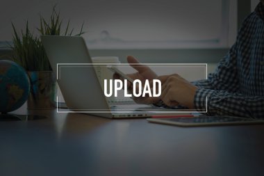 Cep telefonu kullanan iş adamı