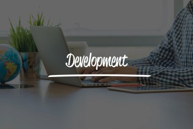 işadamı ofis dizüstü bilgisayar ile çalışma