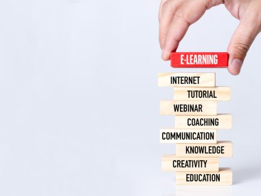 Bina ahşap bloklar tutan el