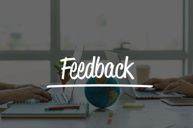 Ofiste dizüstü bilgisayarlarda çalışan iki iş adamları