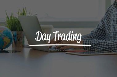 işadamı ofis dizüstü bilgisayar ile çalışma