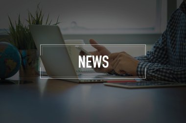 Masa başında otururken Smartphone kullanan adam