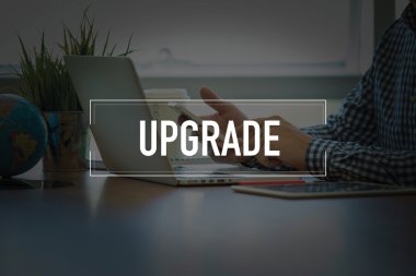 Masa başında otururken Smartphone kullanan adam