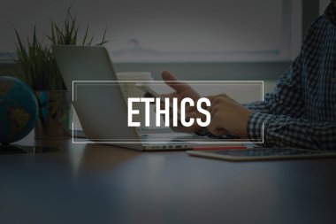 Masa başında otururken Smartphone kullanan adam