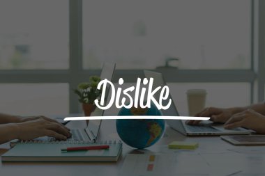 Ofiste dizüstü bilgisayarlarda çalışan iki iş adamları