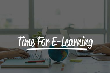 Ofiste dizüstü bilgisayarlarda çalışan iki iş adamları