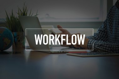 Masa başında otururken Smartphone kullanan adam