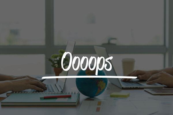 Два бизнесмена, работающие на ноутбуках в офисе
