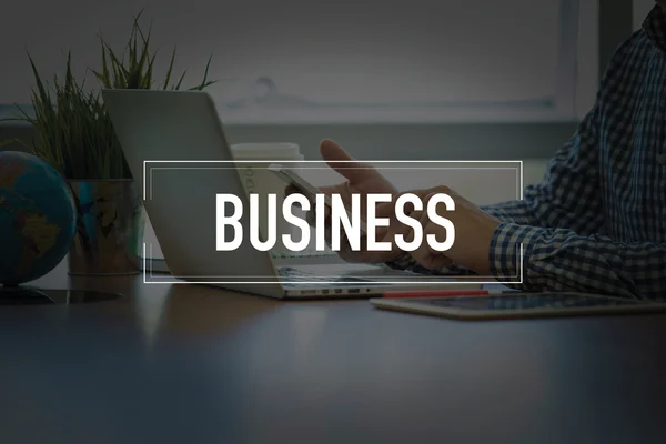 Man using smartphone while sitting at desk — Stock Photo, Image