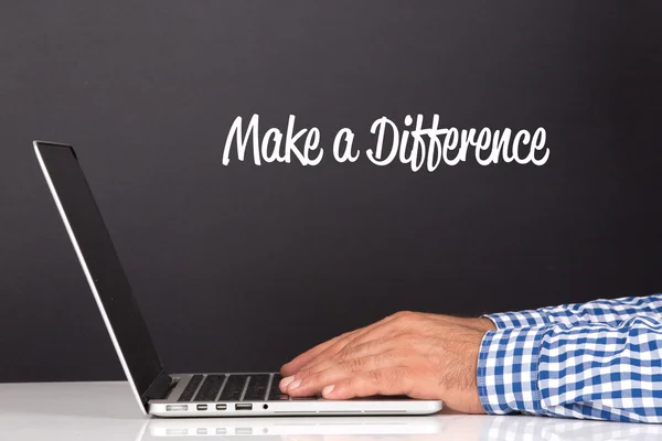 Man handen op laptop toetsenbord — Stockfoto