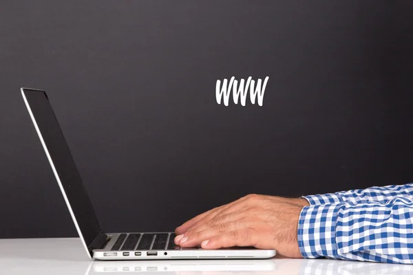 Мужские руки на клавиатуре ноутбука — стоковое фото