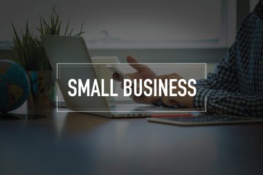 Masa başında otururken Smartphone kullanan adam