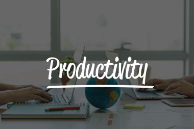 Ofiste dizüstü bilgisayarlarda çalışan iki iş adamları