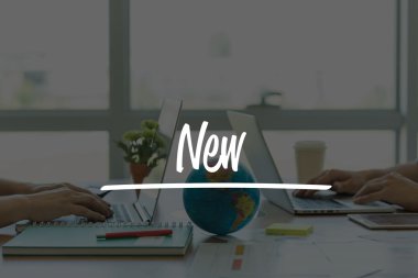Ofiste dizüstü bilgisayarlarda çalışan iki iş adamları