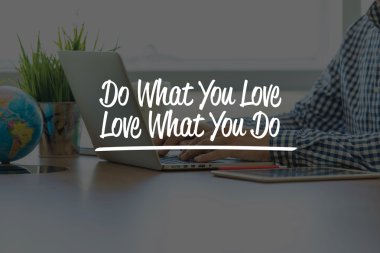 işadamı ofis dizüstü bilgisayar ile çalışma