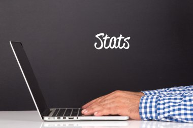 Dizüstü bilgisayarda erkek eli