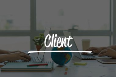 Ofiste dizüstü bilgisayarlarda çalışan iki iş adamları