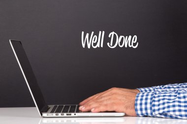 Dizüstü bilgisayarda erkek eli