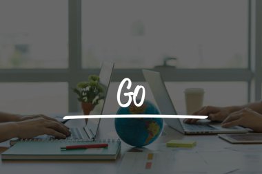 Ofiste dizüstü bilgisayarlarda çalışan iki iş adamları