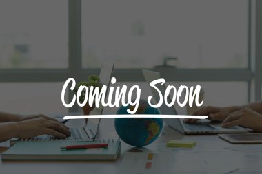 Ofiste dizüstü bilgisayarlarda çalışan iki iş adamları