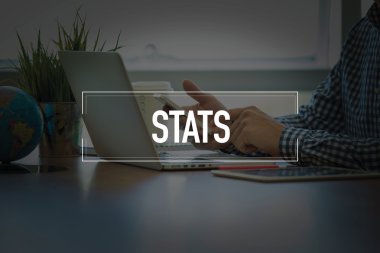 Masa başında otururken Smartphone kullanan adam