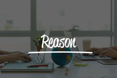 Ofiste dizüstü bilgisayarlarda çalışan iki iş adamları