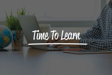 işadamı ofis dizüstü bilgisayar ile çalışma