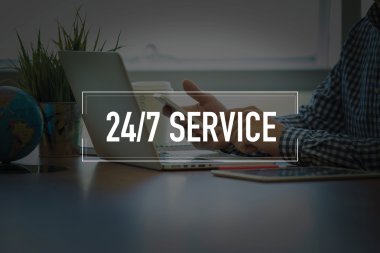 Masa başında otururken Smartphone kullanan adam