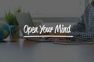 işadamı ofis dizüstü bilgisayar ile çalışma