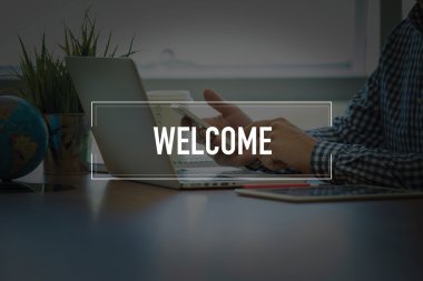 Masa başında otururken Smartphone kullanan adam