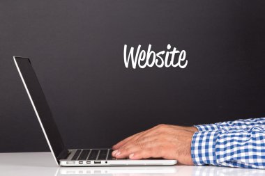 Dizüstü bilgisayarda erkek eli