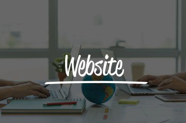 Ofiste dizüstü bilgisayarlarda çalışan iki iş adamları