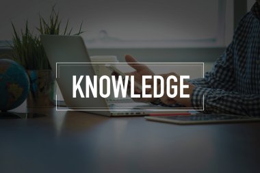 Masa başında otururken Smartphone kullanan adam