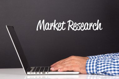 Dizüstü bilgisayarda erkek eli