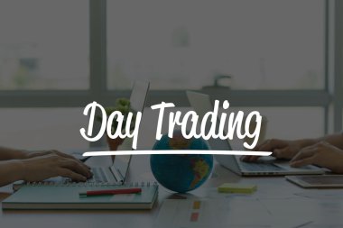 Ofiste dizüstü bilgisayarlarda çalışan iki iş adamları