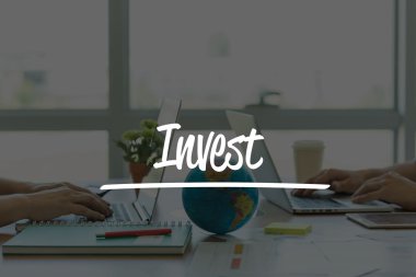 Ofiste dizüstü bilgisayarlarda çalışan iki iş adamları